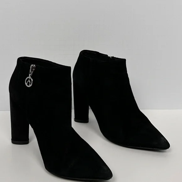 Wishbone β Sleek Black Ankle Booties with Modern Design size 9 - Picture 1 of 8